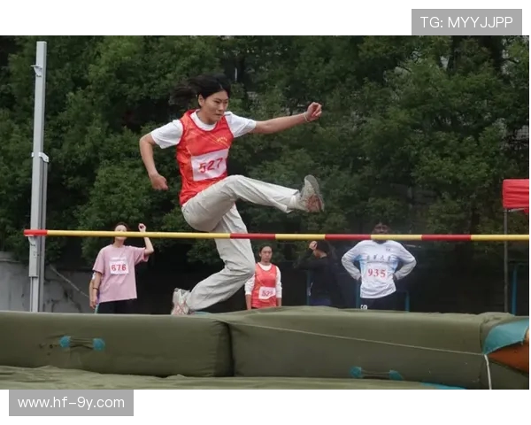 勇敢女生飞身救球瞬间展现运动之美与青春力量